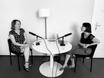 Foto von Claudia Buß während der Podcast-Aufzeichnung mit der Moderatorin