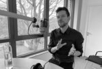Porträt von Paul Gellert mit Mikrofon