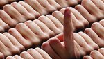 Foto vieler Handrücken mit einem ausgestreckten Mittelfinger