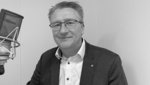 Porträt Sebastian Hasenstab-Riedel mit Mikrofon
