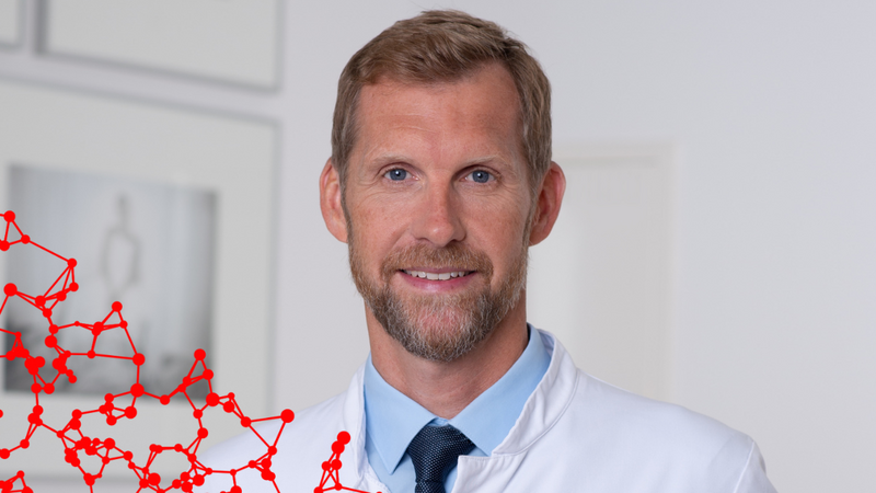 Porträt von Leif Erik Sander mit roter Struktur an der Seite vom Einstein-on-Air-Logo