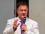 Zoltán Molnár mit Mikrofon