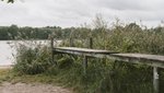 Steg, der auf dem Trockenen steht