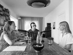 Foto von Isabel Dziobek während der Podcast-Aufzeichnung mit der Moderatorin und einem Techniker