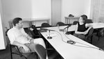 Foto von Carsten Finke beim Podcast-Interview am Tisch sitzend mit Mikrofon