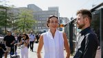 Michaela Kreyenfeld und Paul Gellert stehen auf dem Alexanderplatz