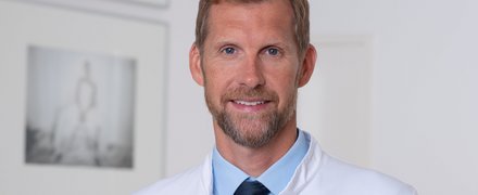 Porträt von Leif Erik Sander im Klinikkittel