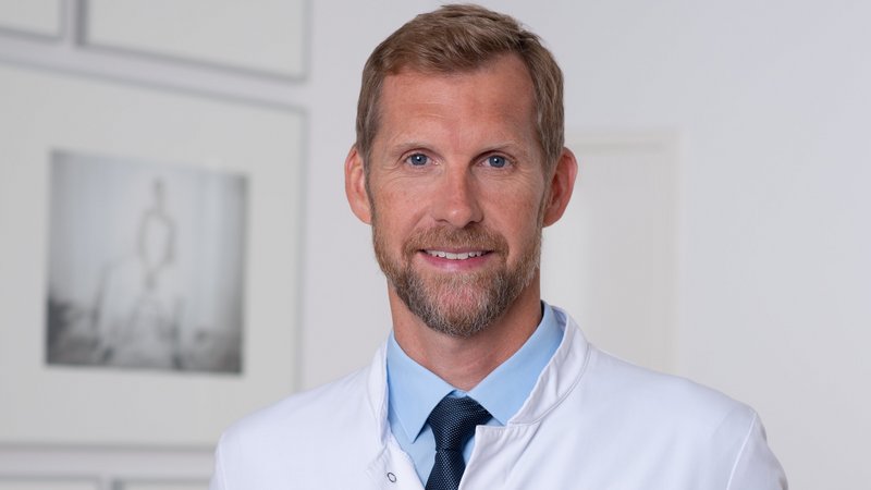Porträt von Leif Erik Sander im Klinikkittel