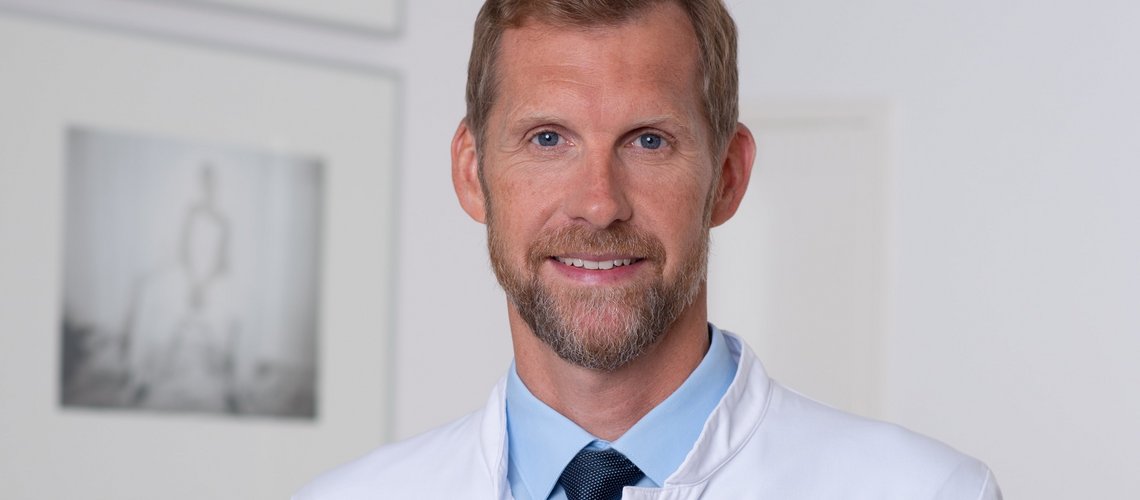 Porträt von Leif Erik Sander im Klinikkittel