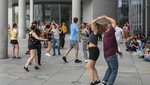 Tanzende Menschen im Regierungsviertel