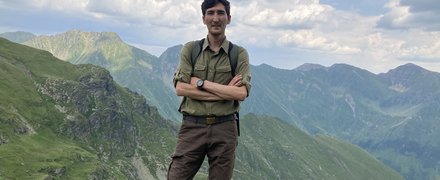 Der Geförderte Mahmood Soofi in den Bergen