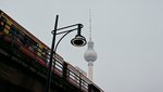 Bild von Berliner Fernsehturm und vorbeifahrender U-Bahn