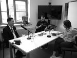 Foto von Surjo Soekadar am Tisch sitzend während der Podcast-Aufzeichnung mit Moderatorin und Techniker