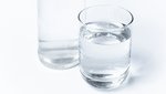 Mit Wasser gefülltes Glas