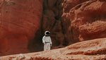 Mensch im Weltraumanzug auf rotem Planeten